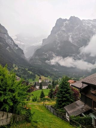 世界最美的山城，前往少女峰必經的仙氣小鎮：格林德瓦 Grindelwald 