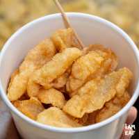 ลูกชิ้นปลาทอดอร่อยกรอบเนื้อหนึบ น้ำจิ้มแซ่บ 