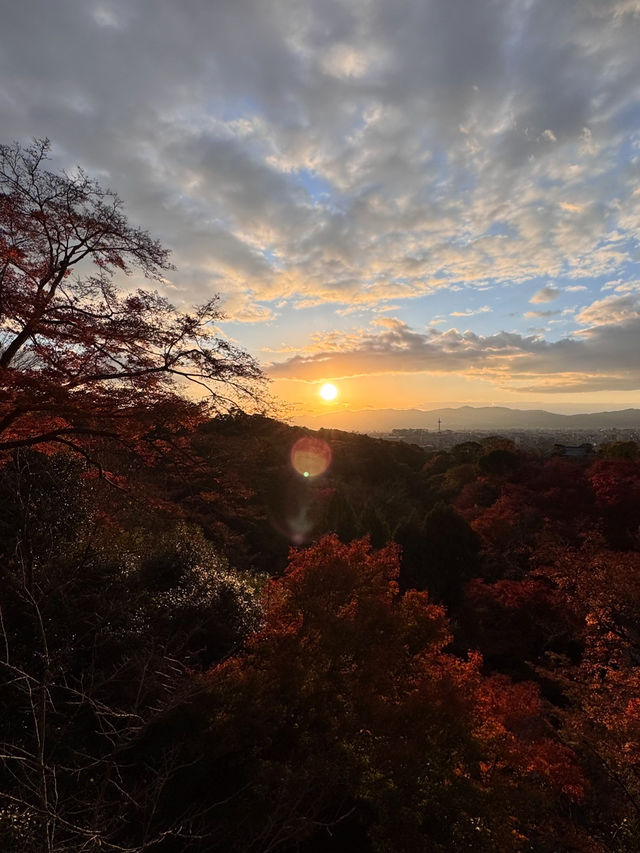 Sunset at Kiyomizudera: A Dreamy Autumn Experience in Kyoto