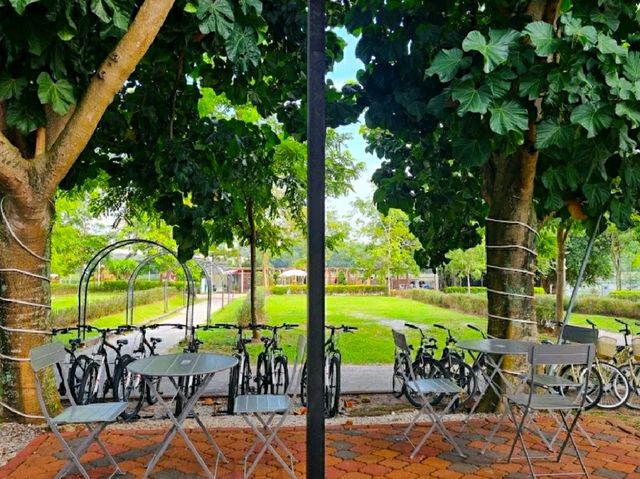 CAFÉ WITH A BEAUTIFUL VIEW.