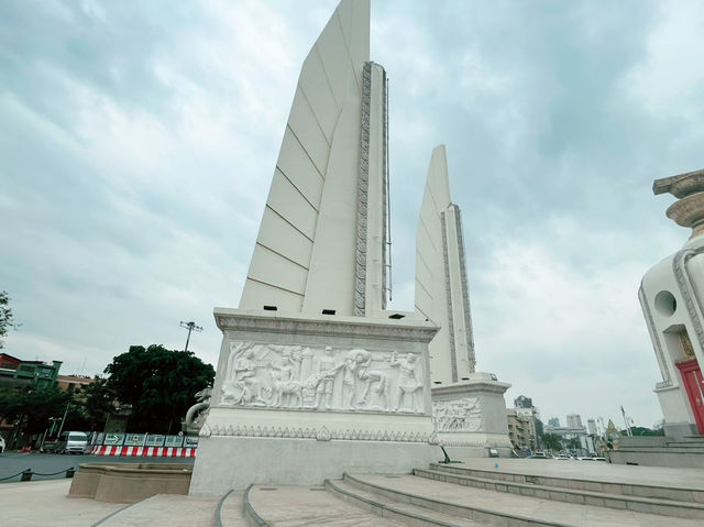 泰國曼谷著名紀念碑：民主紀念碑，適合拍照打卡、了解歷史、休閒觀光旅遊