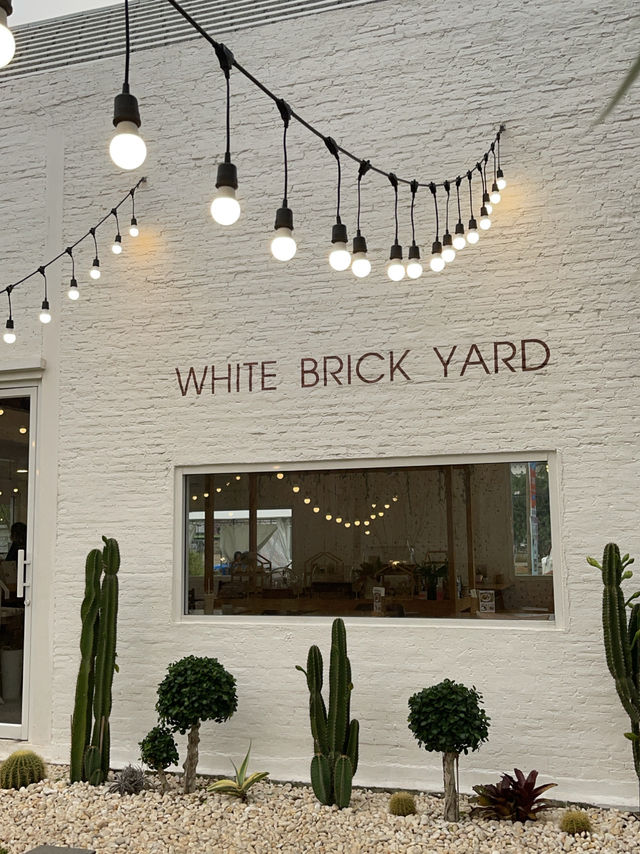 White Brick Yard คาเฟ่สีขาวมินิมอล