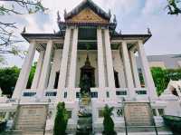 泰國曼谷市中心著名古跡皇家寺廟景點：巴吞哇那南寺，白色大理石寺廟建築，雄偉壯觀，適合打卡拍照📸冥想