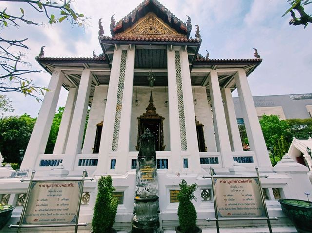 泰國曼谷市中心著名古跡皇家寺廟景點：巴吞哇那南寺，白色大理石寺廟建築，雄偉壯觀，適合打卡拍照📸冥想