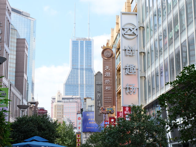 Eat, shop, and stroll around the city’s landmarks on ‘Nanjing Road’ in Shanghai.🏫✨