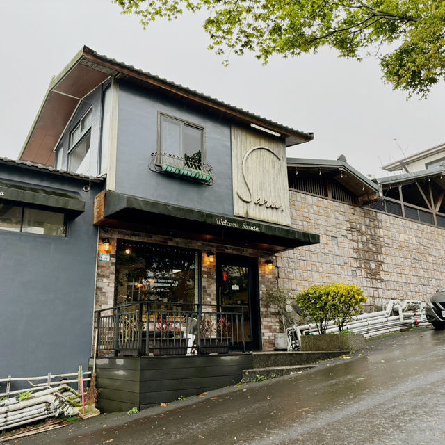 雨霧中的溫暖時光：金山猿咖啡 