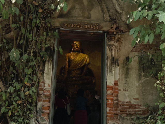 ตลาดร่มหุบแม่กลอง ไหว้พระวัดเก่าแก่ 1 วัน