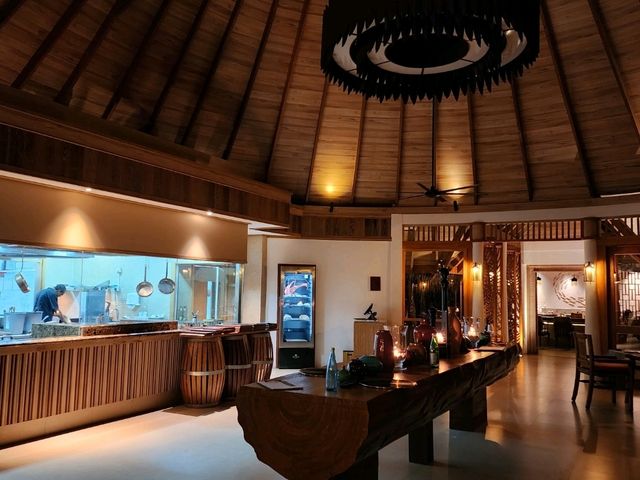[🇲🇻モルディブ] 波の音とキャンドルに包まれる特別なディナー – Shoreline Grill