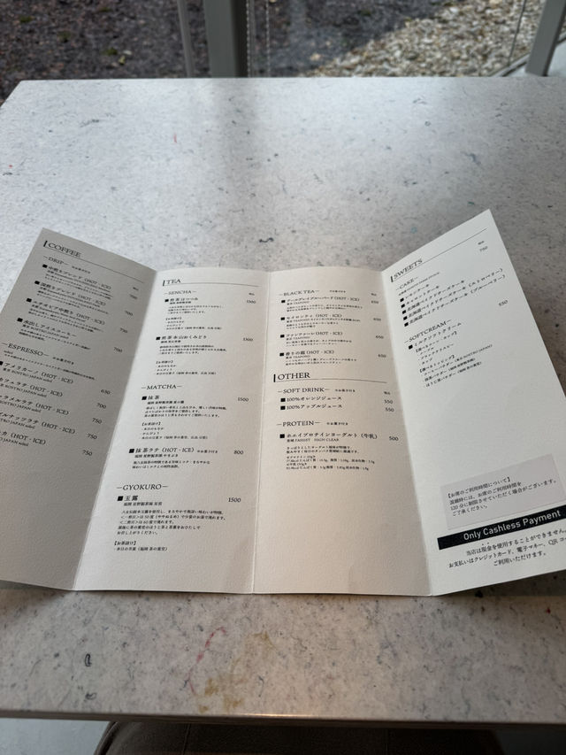 美術館のような外観が話題のカフェ
