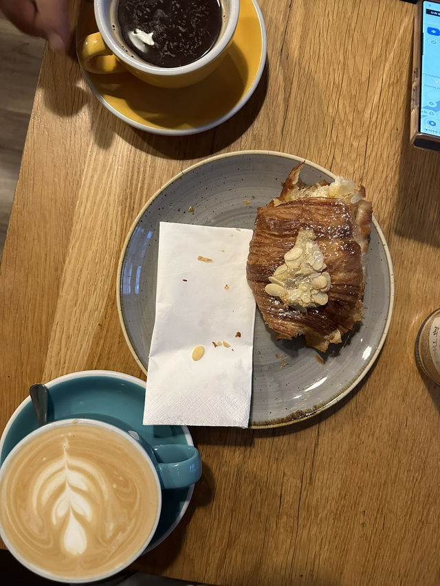 구글맵 평점 4.8에 빛나는☕️ 부다페스트 9BAR 카페