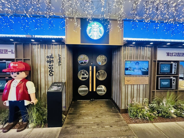 首爾這間星巴克太酷了！☕復古劇院改建，一秒穿越回60年代韓國🎭星巴克京東1960店 (스타벅스 경동1960) 