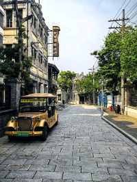 Recreates 1940s Looks in Movie Town