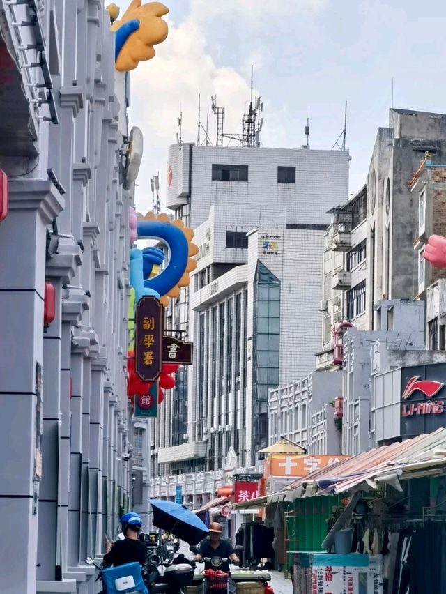 Shizi Street: Where Nightfall Brings Flavor and Atmosphere
