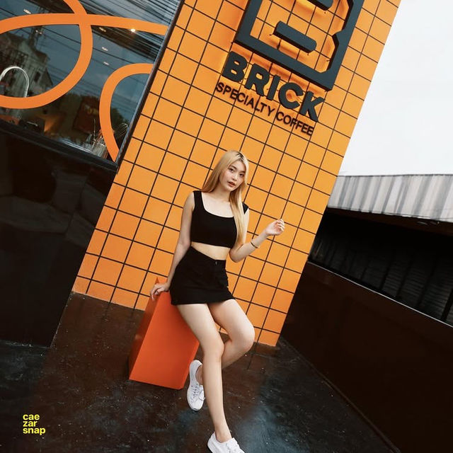 BBRICK คาเฟ่ดีไซน์โดเด่น สไตล์โมเดิร์นโทนสีส้ม