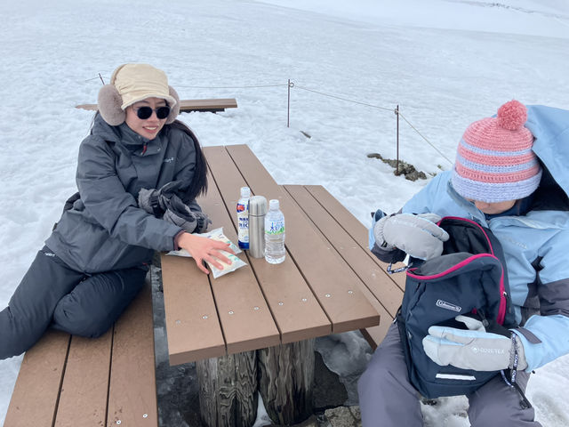 “Snowflakes and Smiles: A Family Day on Asahidake”