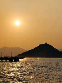 Sunset in Hong Kong is pure magic - Skyscrapers glow and the sky burns gold
