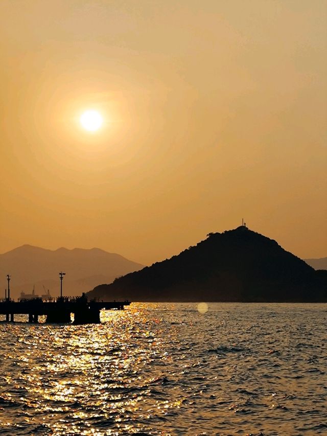 Sunset in Hong Kong is pure magic - Skyscrapers glow and the sky burns gold
