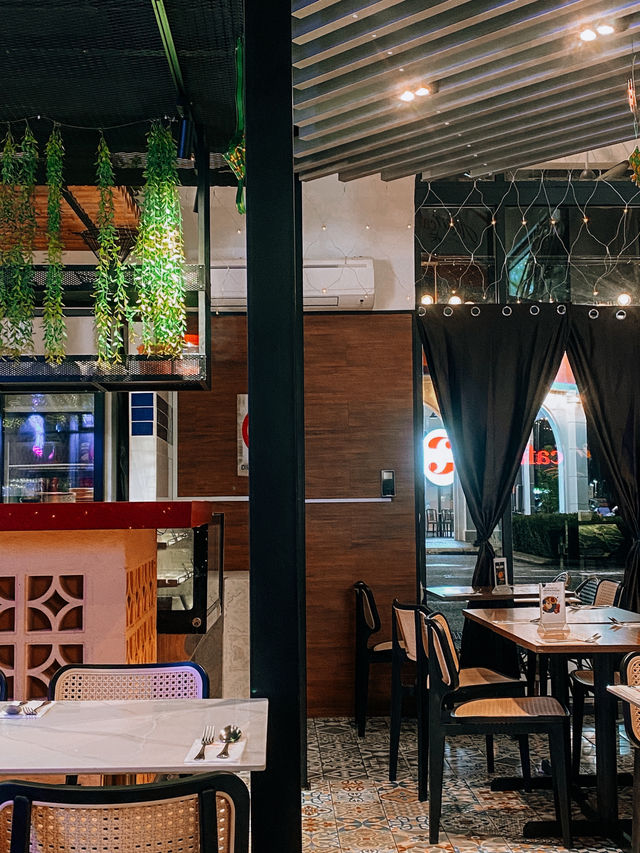 Best of both bites - Western & local 🍛