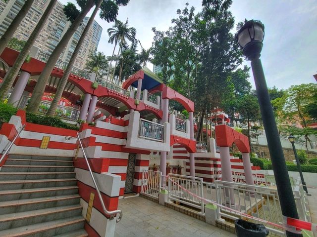 🏰✨ 堅巷公園——半山中的奇幻隱世角落!🌳🎠   🏰✨ 堅巷公園——半山中的奇幻隱世角落!🌳🎠