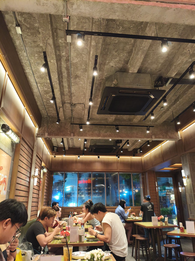 曼谷｜吃超飽！段哥餐  廳打拋豬＋歐姆蛋飯辣得過癮還送飲料！女孩都吃到撐  