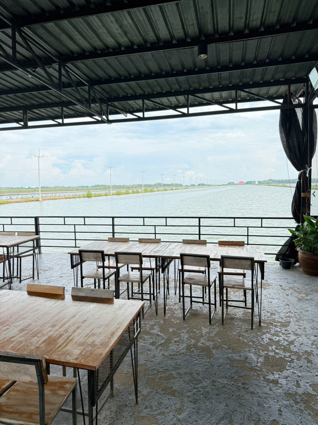 อาหารทะเลสด อร่อย ต้องร้านลมพันท้าย สมุทรสาคร