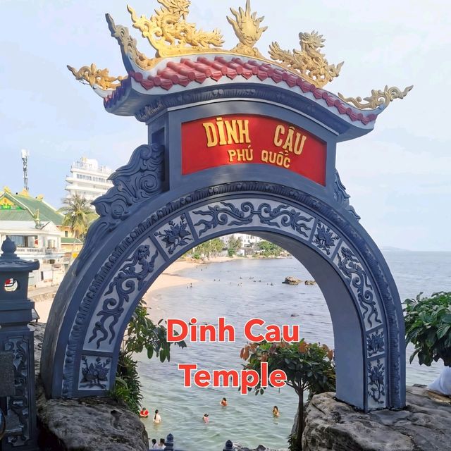 วัดและประภาคาร Dinh Cua Temple