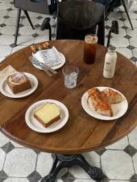 この前ソンス行った時に行ったこのカフェレベチすぎて共有、、"oude bakery"🥐