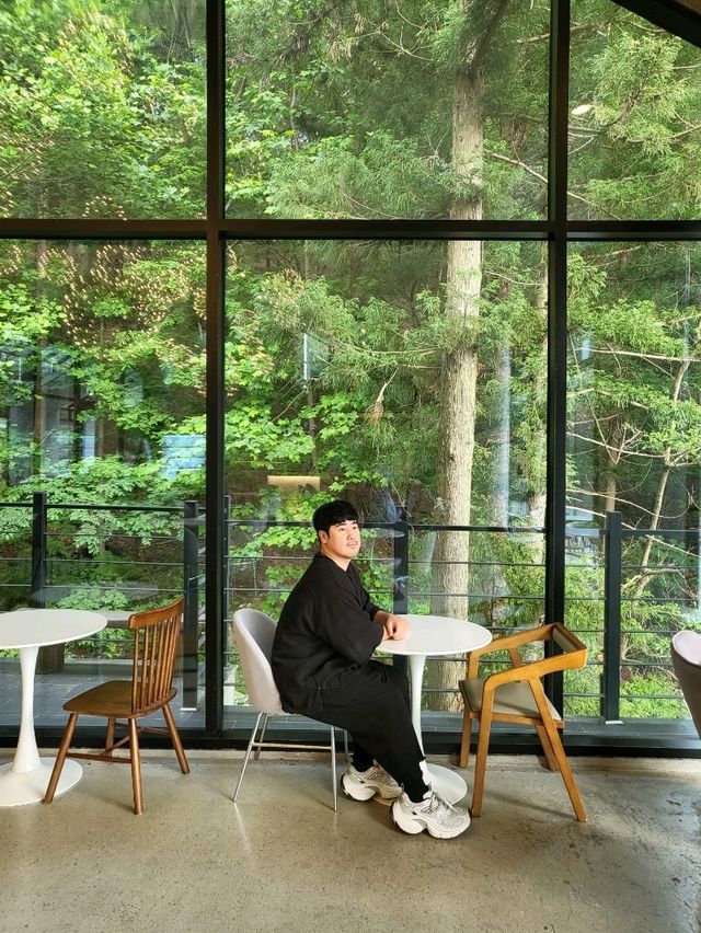 독보적 분위기의 숲속 힐링카페