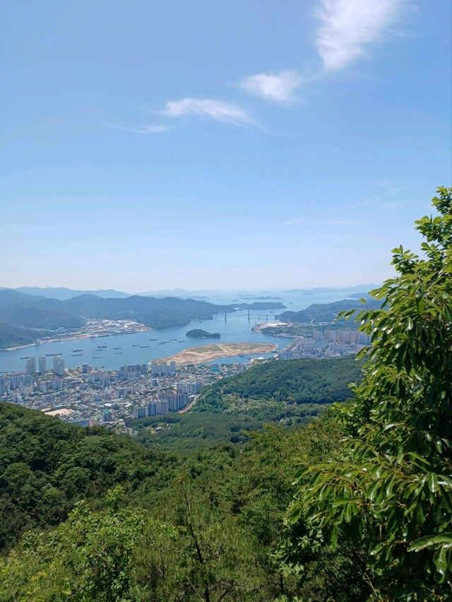 마산 무학산 정상, 도심 속 힐링 산책로