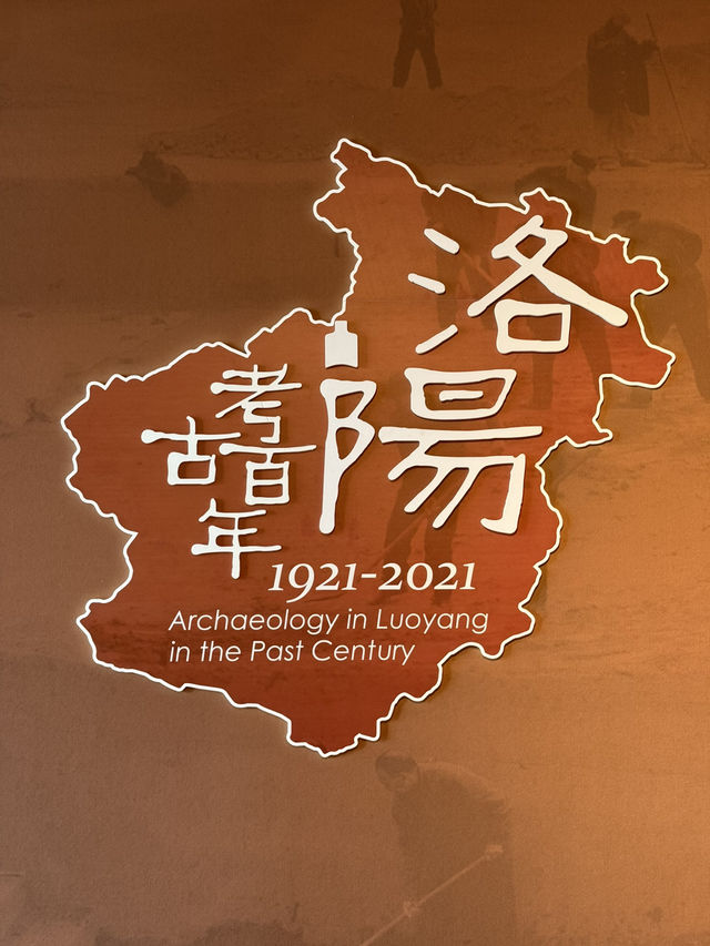 Stylish curvy Chinese museum about canal