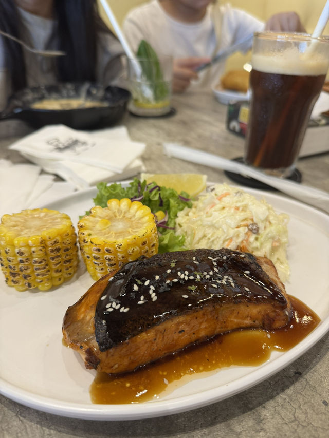 AnMour Café – Eco Botanic: Western Comfort Food in a Cozy Setting