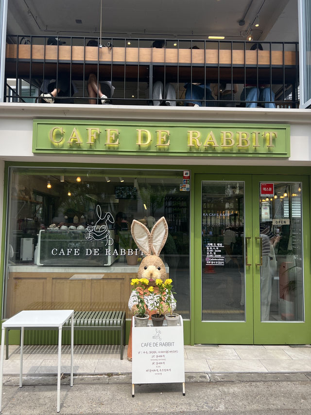 ๐ โ๋ํ ์ ํ ๋ผ๊ตด๋ก ๋ค์ด๊ฐ ๋ฏํ ์คํ โ ์ฐ๋จ๋ Cafe de Rabbitโ ๐ โ๋ํ ์ ํ ๋ผ๊ตด๋ก ๋ค์ด๊ฐ ๋ฏํ ์คํ โ ์ฐ๋จ๋ Cafe de Rabbitโ