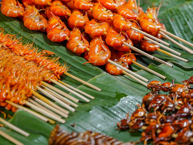 เที่ยวถนนคนเดินเชียงคานหน้าฝน ของกินฉ่ำ