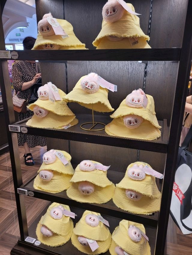 Summer shopping in Molly's castle