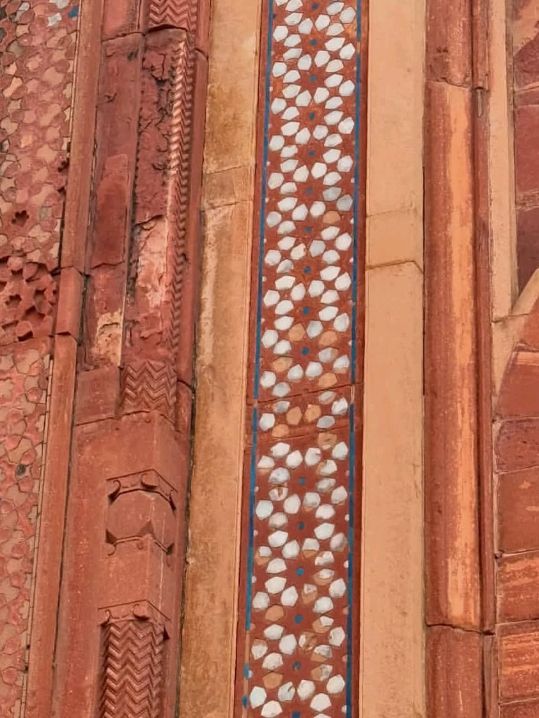  Agra Fort – The Silent Guardian of the Mughal Era 