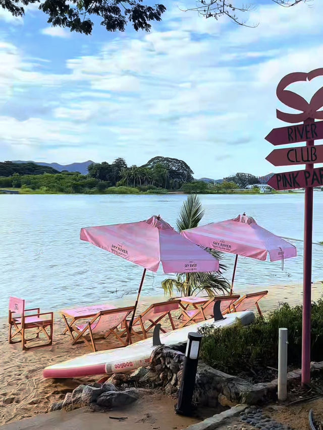 The Sky River Club บีชบาร์สีชมพูสุดคิวท์ริมน้ำกาญ