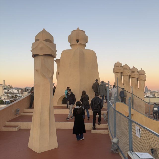 【スペイン/バルセロナ】波打つ壁が描き出す   ガウディ建築の極み「カサ・ミラ」