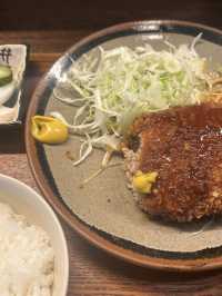 【東京・経堂】三角のメンチカツ定食