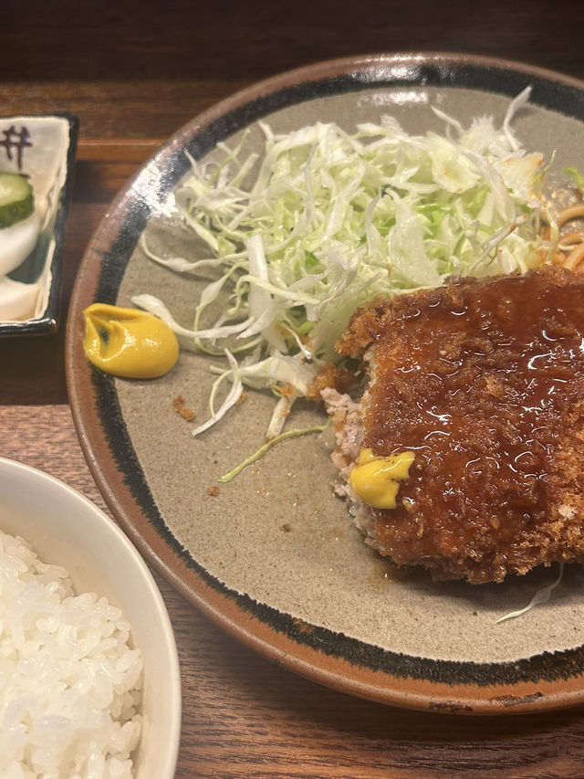 【東京・経堂】三角のメンチカツ定食
