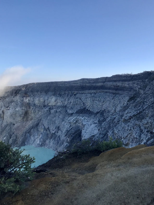🌋 Mount Ijen, Indonesia – Chasing the Blue Fire in the Heart of East Java 🌋