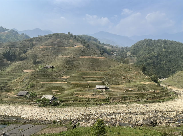 The village offers stunning valley views👍😎🥰👫