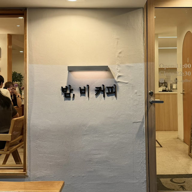 A Tranquil Gem Amid Shinjuku’s Buzz – My Visit to BAM BI COFFEE, Tokyo