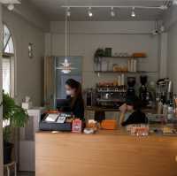 ☕ BOB Coffee – คาเฟ่สีส้มสุดชิค ที่ถ่ายรูปสวยทุกมุ