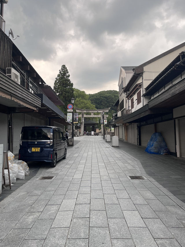 Guide to be able to take pictures of Dazaifu Shrine without the crowd!