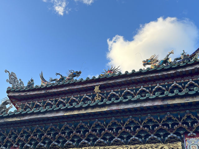 🛕 Calm Amid Chaos—Lungshan Temple, Taipei’s Spiritual Heart