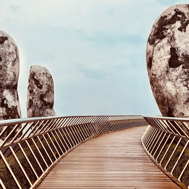 🌉✨ *Golden Bridge (Cầu Vàng): Vietnam’s Giant Hands Holding a Gilded Pathway* 🏞️🌿