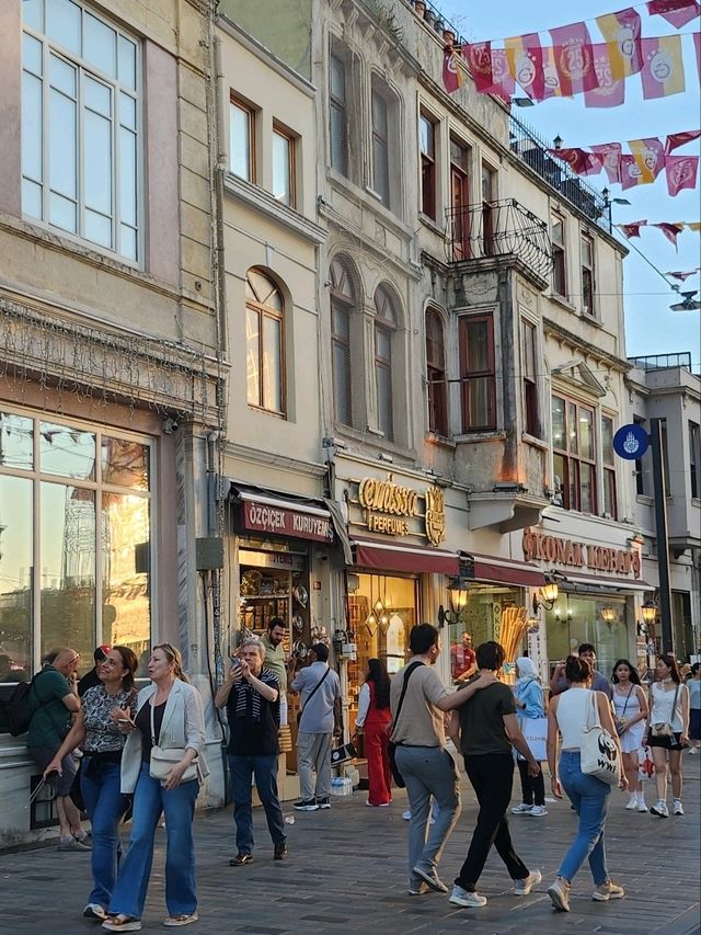 Galata tower หอคอยเเลนมาร์คในอิสตันบูล
