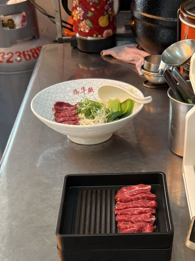 台北 新鮮な台湾産牛肉刺身を熱々スープでいただく「御牛殿」