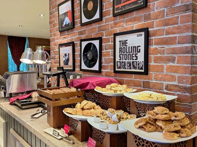 A Groovy Breakfast at Jazz Hotel!