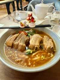 高雄漢來飯店(大堂鋼琴酒吧)的下午茶.很悠閑.很暇在意.起士蛋糕(非吃不可)